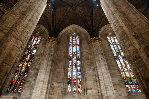 Bunte Buntglasfenster an den Wänden des Doms. Italien, Mailand — Stockfoto