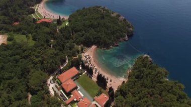 Queens Beach lagününün arkasında Milocer villası var. Hava görünümü