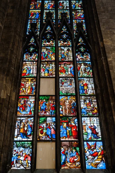 Hohe Glasfenster des Doms. Italien, Mailand — Stockfoto