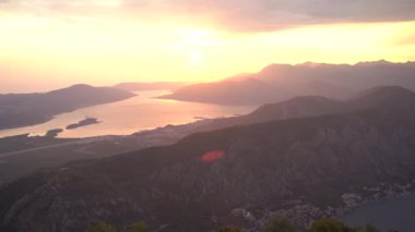 Gün batımında Lovcen Dağı 'ndan körfezin manzarası