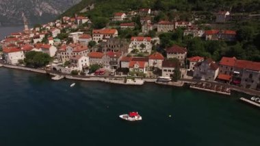 Tekne Perast rıhtımına demirlemiş. Karadağ