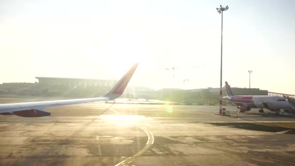Pesawat sedang mendarat di landasan pacu bandara di Budapest. — Stok Video