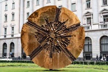Heykeltıraş Arnaldo Pomodoro 'nun bronz heykeli. İtalya, Milan