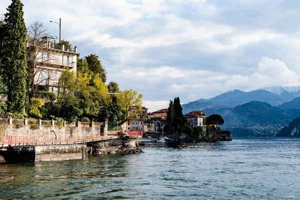 Costa de Varenna con un muelle y casas antiguas. Lago de Como, Italia — Foto de Stock