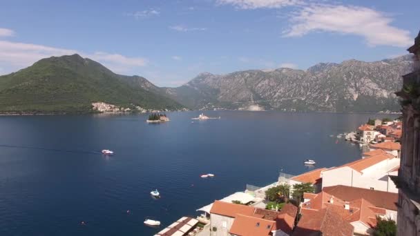 Kyrkan St Nicholas och taken av hus på vallen. Perast, Montenegro — Stockvideo