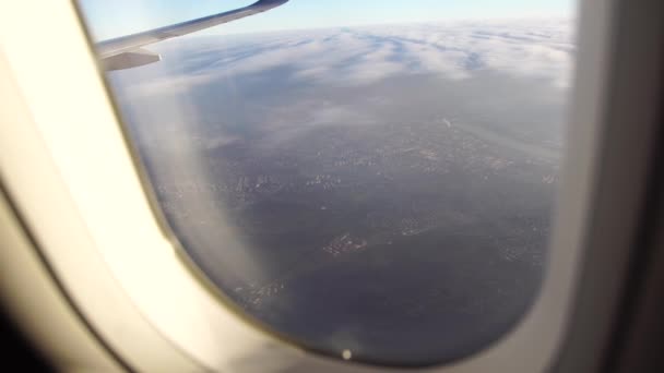 Blick aus dem Flugzeugfenster auf die Gebäude von Budapest und den Fluss — Stockvideo