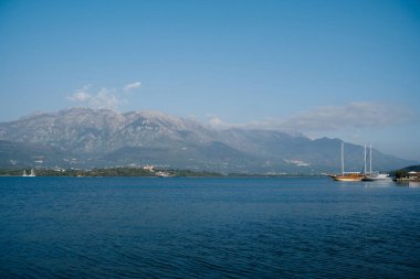 Deniz rıhtımından Lovcen Dağı 'na bak. Karadağ