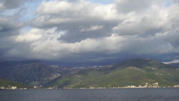 Kilátás a Kotor-öbölre a zöld hegyek és viharfelhők közepette — Stock videók