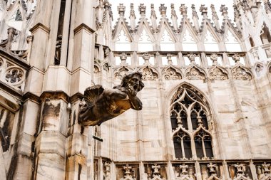 Duomo cephesinde çığlık atan bir adamın heykeli. İtalya, Milan
