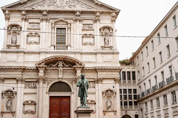 Szobor a San Fedele templom bejárata előtt. Milánó, Olaszország — Stock Fotó