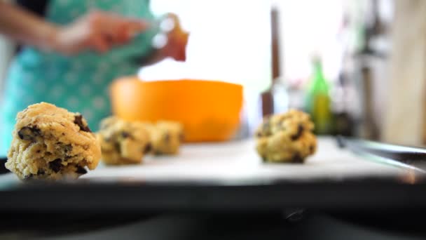 Menina esculpe biscoitos de chocolate americano com uma colher — Vídeo de Stock