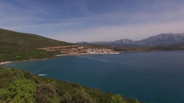 Lustica Koyu 'nun üzerindeki yeşil dağ manzarası
