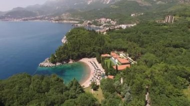 Queens Sahili yakınlarındaki Villa Milocer yeşilliklerin arasında.