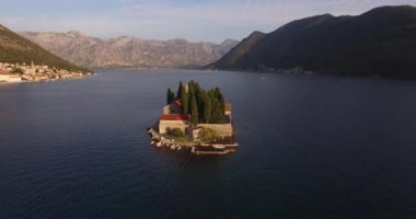 St. George adasının insansız hava aracı görüntüsü. Karadağ