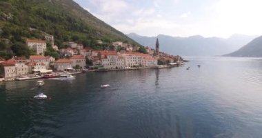 Perast sahilinden geçen motorlu teknelerin insansız hava aracı görüntüsü. Karadağ