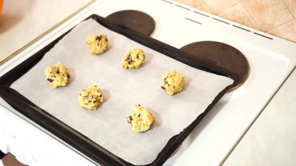 Biscoitos de chocolate americanos em uma assadeira — Vídeo de Stock