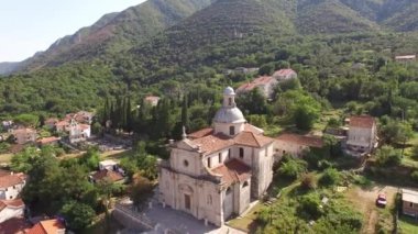 Prcanj, Karadağ 'daki Our Lady Birth Kilisesi. Yan görünüm