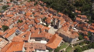 Karadağ 'ın eski Kotor kentindeki binaların hava manzarası