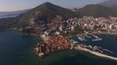 Dağların eteğindeki Budva şehrinin yakınındaki rıhtımın manzarası. İHA