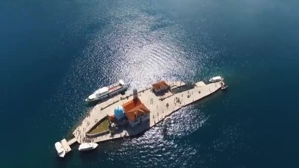 Motorboten staan voor de kust van het eiland Gospa od Skrpjela, Montenegro — Stockvideo