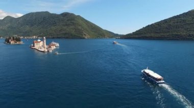 Eğlence gemisi Kotor Körfezi boyunca Gospa od Skrpjela adasına yelken açar.
