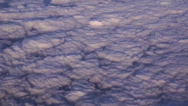Vista desde la ventana del avión a las nubes cúmulos — Vídeos de Stock