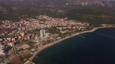 Körfezde modern binaları olan yeni Budva kasabası