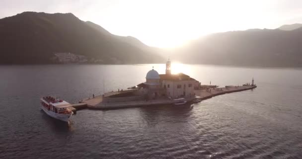 Barco de prazer fica perto da ilha de Gospa od Skrpjela. Panorama — Vídeo de Stock