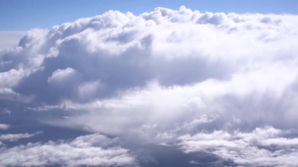 Weiße, flauschige Wolken am Horizont. Blick aus dem Bullauge — Stockvideo