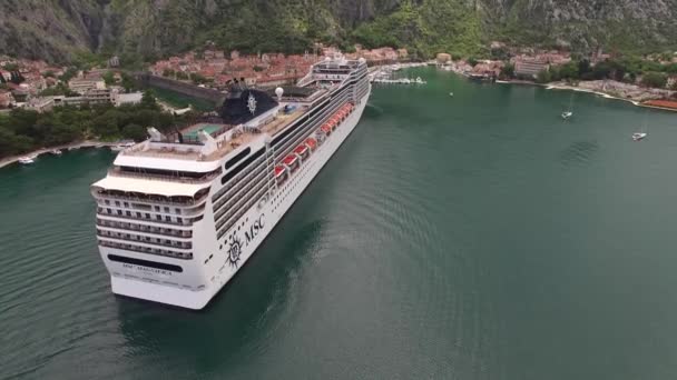 Luxury cruise ship against the backdrop of the old town of Kotor and green mountains — Stock Video