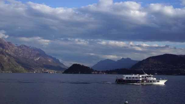 Navega en ferry por el Lago de Como con el telón de fondo de verdes montañas. Italia — Vídeos de Stock