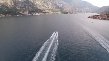 Motorlu tekne körfez boyunca Prcanj sahilini geçiyor. Hava görünümü