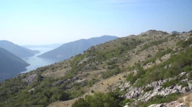 Dağlardan Kotor Körfezi 'ne bakın. Karadağ
