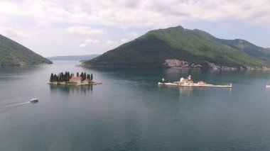 Perast yakınlarındaki küçük adaların manzarası. Karadağ