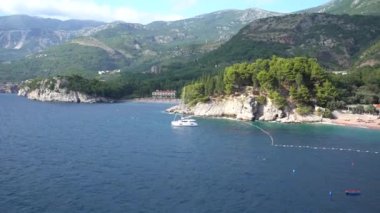 Denizden villaya panoramik manzara Yeşil dağların arka planına karşı Milocer