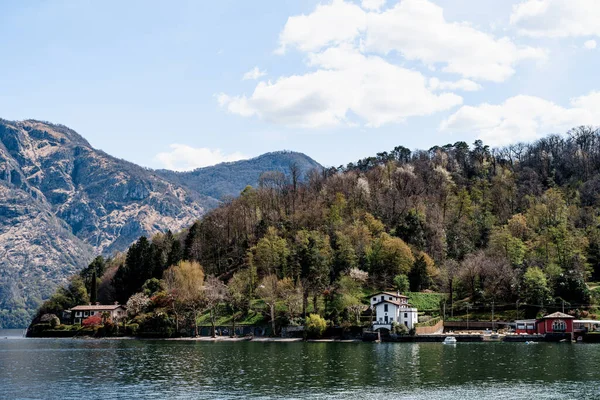 Stare drogie wille na tle lasu w górach. Jezioro Como, Włochy — Zdjęcie stockowe