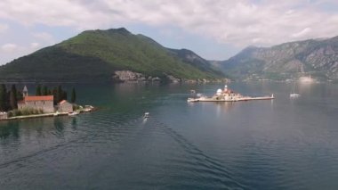 Perast yakınlarındaki küçük adalardan oluşan bir panorama. Karadağ