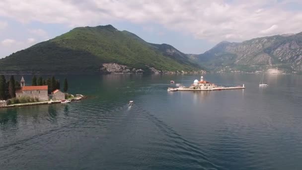 Panorama de pequeñas islas en el mar cerca de Perast. Montenegro — Vídeos de Stock