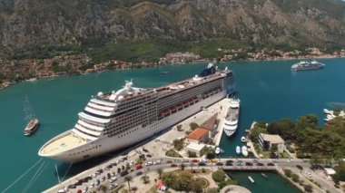 Eski Kotor kasabası yakınlarında büyük bir yolcu gemisi.