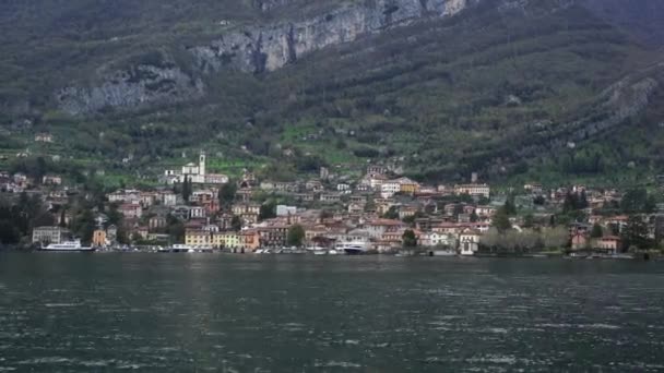 Antike Stadt am Fuße der Berge am Ufer des Comer Sees. Italien — Stockvideo