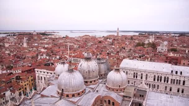 Régi épületek háztetői Velencében. Olaszország — Stock videók