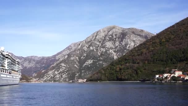 Crucero alto navega por la bahía. Vista trasera — Vídeos de Stock