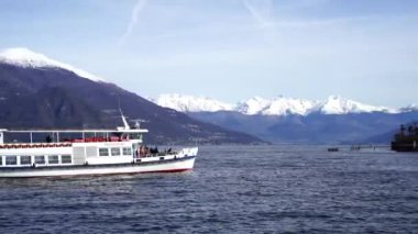 Turistli feribot kıyıya doğru yelken açıyor. Como Gölü, İtalya