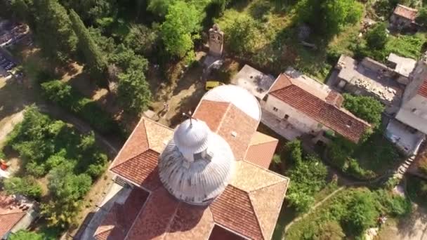 Cruz en la cúpula de la Iglesia de la Virgen Nacimiento en Prcanj. Montenegro — Vídeo de stock