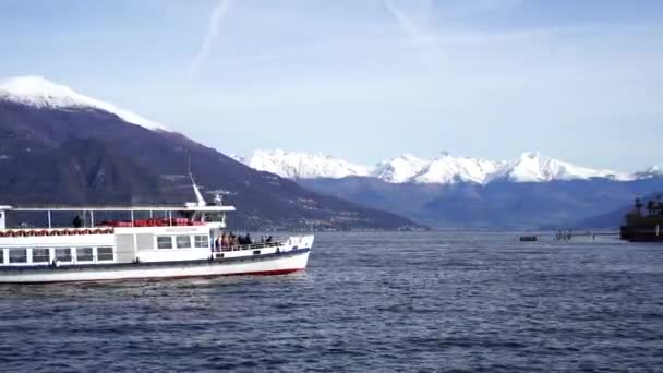 Prom z turystami na pokładzie płynie na brzeg. Jezioro Como, Włochy — Wideo stockowe