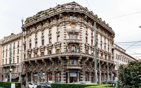 Krásná fasáda rohové budovy. Milan, Itálie — Stock fotografie