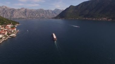 Şehrin kıyısından geçen bir geminin üst görüntüsü.
