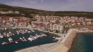 Lustica Körfezi 'nde demirli yatları olan bir iskele.