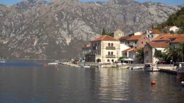 Demir atmış tekneleri olan Perast Sahili. Karadağ