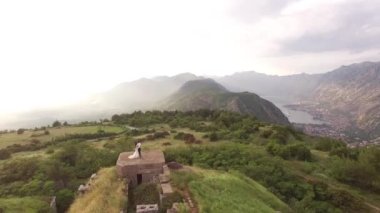 Yeni evliler Lovcen Dağı 'ndaki Gorazda Kalesi' nde kucaklaşıyorlar. Drone görünümü